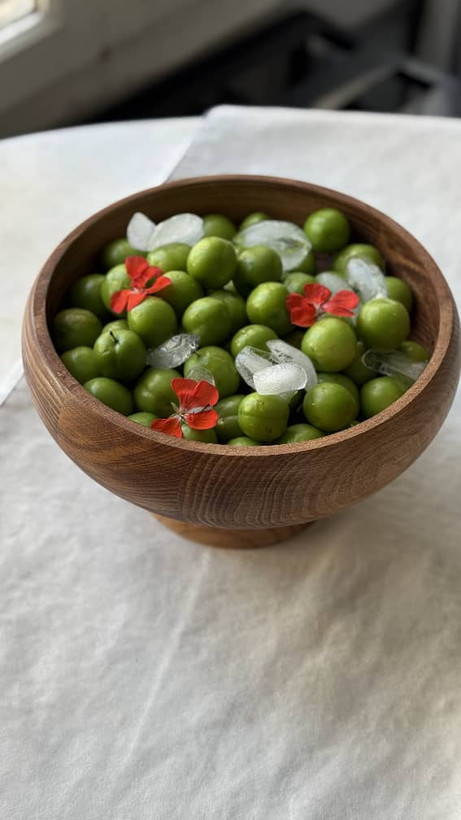 میوهخوری چوبی پایهدار